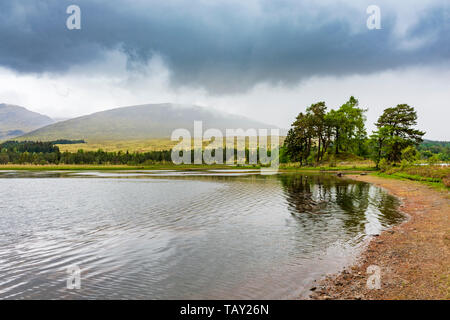 Loch Tulla, Brücke von Orchy, Schottland. Loch Tulla ist ein kleines Loch in der Nähe von Glen Coe und Rannoch Moor im zentralen Hochland von Schottland auf dem West Highland Way Stockfoto