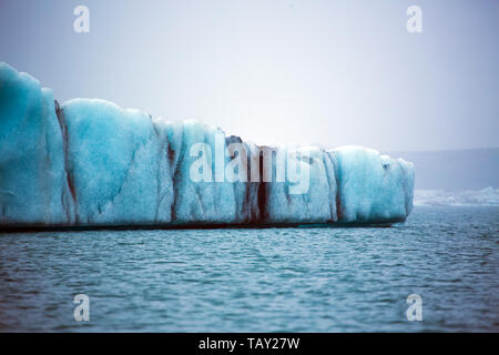 Blaue Gletscher Eisscholle im Gletscher See bei Jokullsarlon, Island Stockfoto