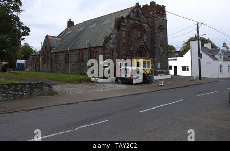 Religiöse Bekehrung - das ehemalige St. Johannes Kirche, die als Garage und Tankstelle für 72 Jahre (2019) genutzt wurde - Es ist in Whithorn, Wigtownshire, Schottland (Geöffnet als Reformierte Presbyterianische Ort der Anbetung in 1892 und wurde eine Garage in 1947. Ausführliche Geschichte - Vereinigte Presbyterianische Kirche, dann vereinigten sich Kirche und schließlich die zur Kirche von Schottland. Stockfoto