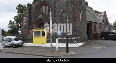 Religiöse Bekehrung - das ehemalige St. Johannes Kirche, die als Garage und Tankstelle für 72 Jahre (2019) genutzt wurde - Es ist in Whithorn, Wigtownshire, Schottland (Geöffnet als Reformierte Presbyterianische Ort der Anbetung in 1892 und wurde eine Garage in 1947. Ausführliche Geschichte - Vereinigte Presbyterianische Kirche, dann vereinigten sich Kirche und schließlich die zur Kirche von Schottland. Stockfoto