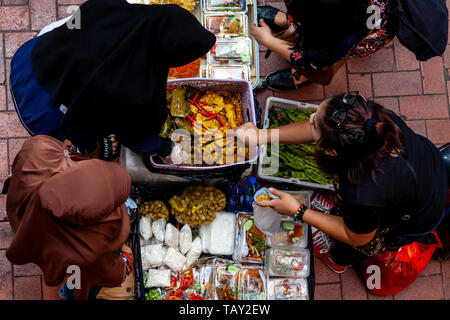 Indonesische Frauen verkaufen Street Food, Causeway Bay, Hong Kong, China Stockfoto