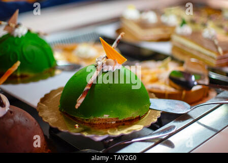 Die grünen Kuchen auf dem Buffet Stockfoto