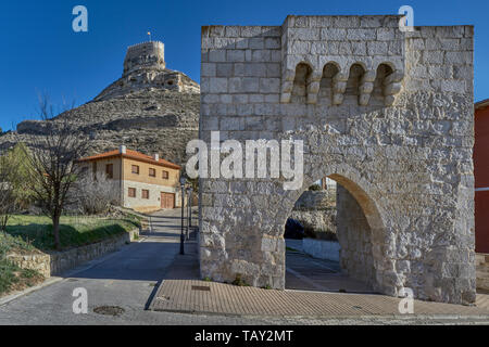 Rest der mittelalterlichen Stadtmauer des Dorfes Curiel de Duero mit der Burg auf der felsigen Hügel im Hintergrund in der Provinz Valladolid, Kastilien Stockfoto