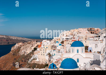 Santorini, Griechenland. Picturesq Blick auf traditionellen Kykladen Santorini Häuser auf kleinen Straße mit Blumen im Vordergrund. Lage: das Dorf Oia Stockfoto