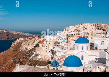 Santorini, Griechenland. Picturesq Blick auf traditionellen Kykladen Santorini Häuser auf kleinen Straße mit Blumen im Vordergrund. Lage: das Dorf Oia Stockfoto