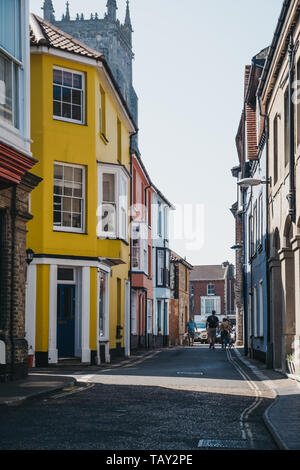 Cromer, Großbritannien - 20 April, 2019: Menschen zu Fuß vorbei an bunten Häuser in Cromer, einer Stadt am Meer in Norfolk und ein beliebter Ort für Familien, in Großbritannien. Stockfoto