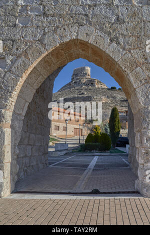 Rest der mittelalterlichen Stadtmauer des Dorfes Curiel de Duero mit der Burg auf der felsigen Hügel im Hintergrund in der Provinz Valladolid, Kastilien Stockfoto