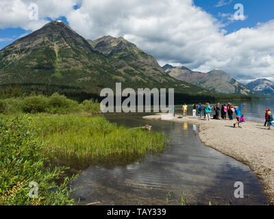 Touristen am Seeufer, Waterton Lake, Waterton-Glacier International Peace Park, Waterton Lakes National Park, Alberta, Kanada Stockfoto