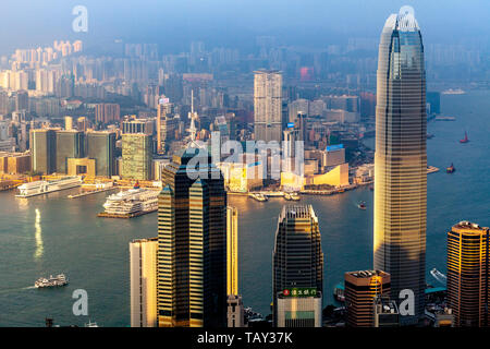 Ein Blick auf die International Finance Centre und das Hong Kong Skyline von Victoria Peak, Hong Kong, China Stockfoto