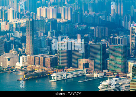Eine Luftaufnahme der Pacific Club, Fähre und Kowloon vom Victoria Peak, Hong Kong, China Stockfoto