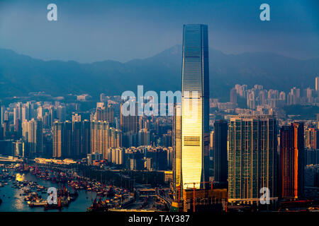 Ein Blick auf das International Commerce Centre und das Hong Kong Skyline von Victoria Peak, Hong Kong, China Stockfoto