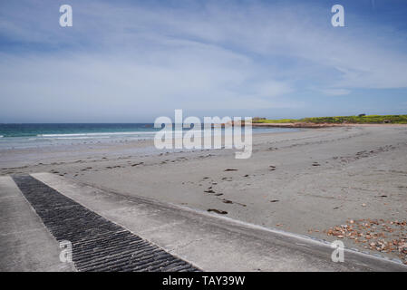 Schöner Strand in Vazon Bay mit Fort Hommet im Hintergrund - Guernsey, Channel Islands (UK) Stockfoto