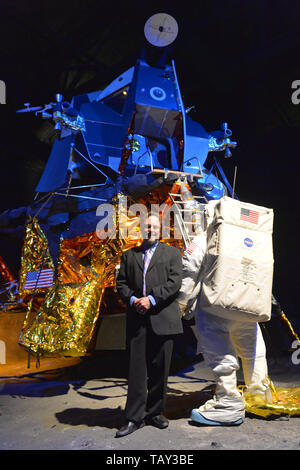 Garden City, New York, USA. 23. Mai 2019. ANDREW CHAIKIN, bestsellerautor von einen Menschen auf den Mond: Die Fahrten der Apollo Astronauten, stellt neben der echten Lunar Module LM-13, für stornierte Apollo 18 Mission und in der HBO-Miniserie von der Erde zum Mond, die hauptsächlich von seinem Buch zugrunde liegt, verwendet. Chaikin sprach über das Erwachsenwerden auf Long Island während des Apollo Programms und interviewen Apollo Astronauten, bei Event während der Wiege der Luftfahrt Museum Feier zum 50. Jahrestag der Apollo 11. Stockfoto