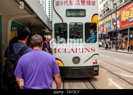 Die Menschen warten an Bord einer traditionellen Hong Kong elektrische Straßenbahn, Hongkong, China Stockfoto