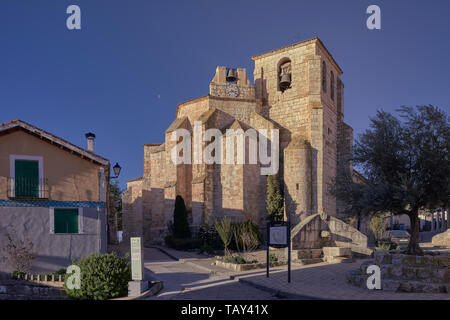 Kirche von Santa Maria, gotische Mudejar des 15. Jahrhunderts in der Ortschaft Curiel de Duero, Gemeinde Spaniens in der Provinz Valladolid, Cast Stockfoto