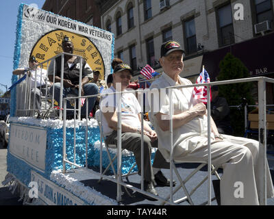Veteranen des Koreakrieges vorbereiten auf Schwimmer im Kings County 152 Memorial Parade in der Bay Ridge Abschnitt von Brooklyn, NY, 27. Mai 20019 zu fahren. Stockfoto