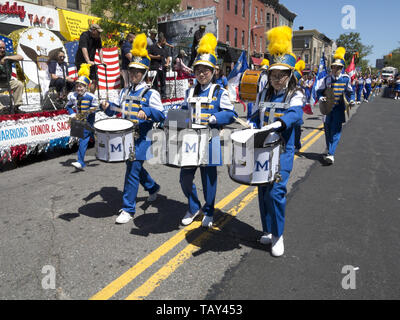 Junior High School Marching Band spielt in der Kings County 152 Memorial Parade in der Bay Ridge Abschnitt von Brooklyn, NY, 27. Mai, 20019. Stockfoto