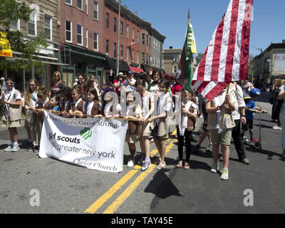 Girl Scout Truppe marschiert im Kings County 152 Memorial Parade in der Bay Ridge Abschnitt von Brooklyn, NY, 27. Mai, 20019. Stockfoto