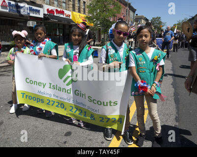 Girl Scout Truppe marschiert im Kings County 152 Memorial Parade in der Bay Ridge Abschnitt von Brooklyn, NY, 27. Mai, 20019. Stockfoto