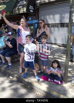 Zuschauer im Kings County 152 Memorial Parade in der Bay Ridge Abschnitt von Brooklyn, NY, 27. Mai, 20019. Stockfoto