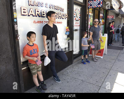 Zuschauer im Kings County 152 Memorial Parade in der Bay Ridge Abschnitt von Brooklyn, NY, 27. Mai, 20019. Stockfoto