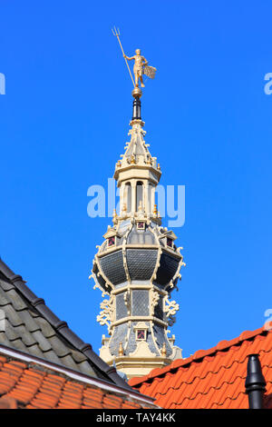 Goldene Statue von Neptun (Poseidon) auf der Oberseite des sechseckigen Turm des Rathauses von Zierikzee (Zeeland), Niederlande Stockfoto