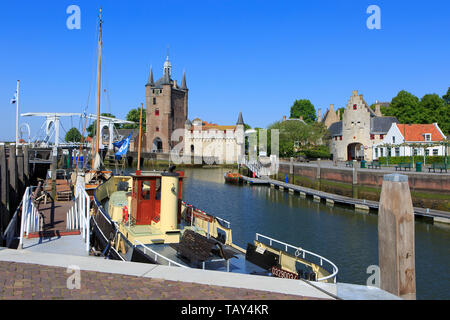 Die Altstadt mit dem 15. Jahrhundert, mittelalterliche Tore und Alten Hafen (Oude Haven) in Zierikzee (Zeeland), Niederlande Stockfoto