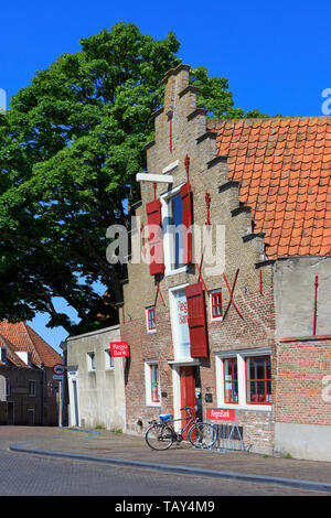 Eine schöne schiefen mittelalterlichen Stufengiebel in der Altstadt von Willemstad (Seeland), Niederlande Stockfoto