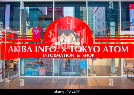 Tokyo, Japan - 24 April 2018: AKIBA INFO x TOKYO ATOM im 2. OG von Akihabara UDX am 5. April eröffnet, 2017 verkauft Animation verwandte Produkte inclu Stockfoto