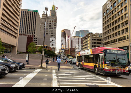 Baltimore, Maryland, USA - 11. Juli 2017: Verkehr und Fußgänger in der Innenstadt von Baltimore in der Nähe des Stadtzentrums. Stockfoto