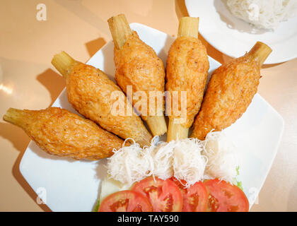 Gebratene Garnelen mit Zuckerrohr mit Reis Nudeln und Tomaten auf Platte Thai Food Stockfoto
