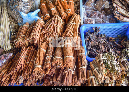 Pflanzliche Arzneimittel aus der Natur root Baumrinde Zweig der trockenen Blatt für den Verkauf in der lokalen Asien Stockfoto