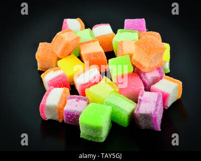 Bunte Jelly fruit Snack/Close up Candy jelly süße Nachspeise mit Zucker auf dunklem Hintergrund Stockfoto