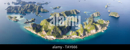 Aus der Vogelperspektive, einem idyllischen Satz von tropischen Inseln wird von einem gesunden, artenreichen Korallenriff in Raja Ampat, Indonesien umgeben. Stockfoto