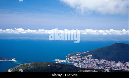 Stadt am Meer von Budva, Montenegro. Blick aus der Luft. Stockfoto