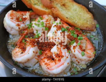 Mouthwatering spanischen Stil Knoblauch Garnelen oder Gambas al Ajillo in einer heißen Pfanne Stockfoto