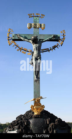 Statuen des Heiligen Kreuz und Golgatha auf der Karlsbrücke in Prag, Tschechische Republik Stockfoto