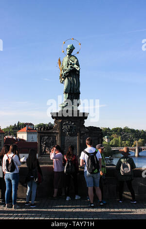 Statue des Hl. Johannes von Nepomuk auf der Karlsbrücke in Prag, Tschechische Republik Stockfoto