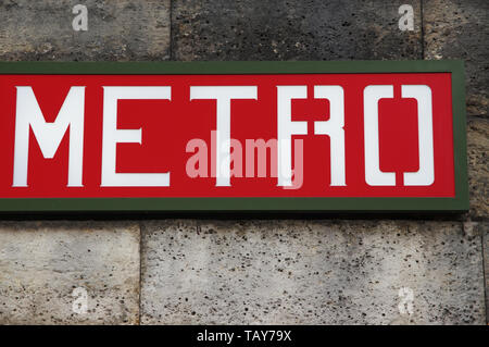 PARIS, Frankreich, 27. Oktober 2018: Die typischen Jugendstil U-Schild Stockfoto