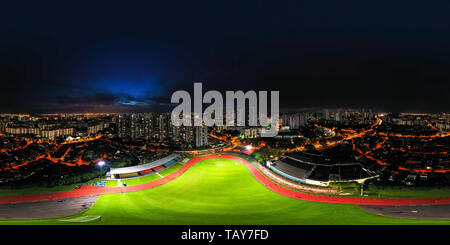 360 Grad Panorama Ansicht von 360-Grad-Luftperspektive Nachtansicht eines Fußballfeldes und einer Laufstrecke im Clementi Stadium, Singapur