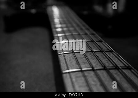 Detailansicht der Gitarrenhals. Musik Konzept. Schwarz-weiß-Fotografie. Stockfoto