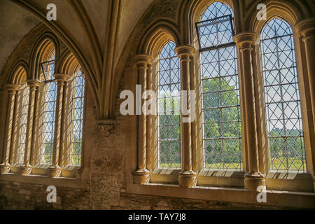 Gotische Fenster in die mittelalterliche Abtei von Lacock, Wiltshire Stockfoto