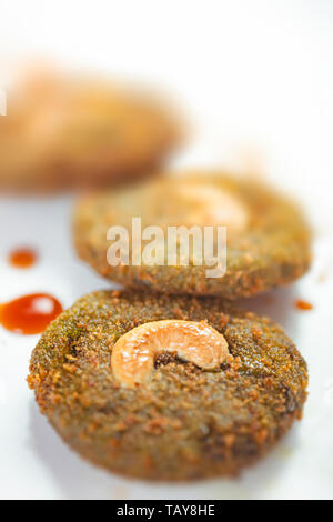 Hohen winkel Nahaufnahme eines grünes Gemüse Schnitzel mit unordentlichen Tomatensauce auf weiße Platte. Stockfoto