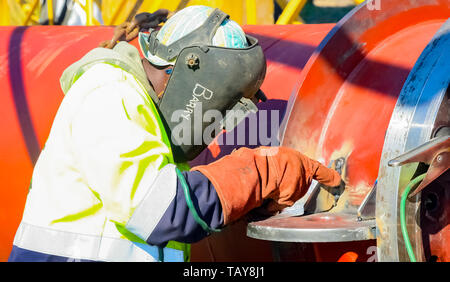 Johannesburg, Südafrika - 09 Juni 2010: Handwerker arbeiten mit Schweißbrenner auf der Baustelle Stockfoto