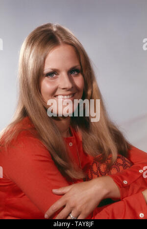 Heidi Brühl, deutsche Schlagersängerin und Plant, Deutschland 1970er Jahre. Deutsche Schlager Sängerin und Schauspielerin Heidi Brühl, Deutschland 1970. Stockfoto