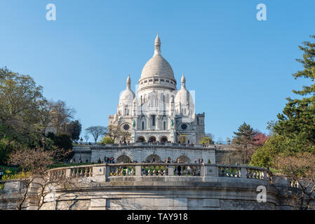 Paris, Frankreich, 12. April 2019: Die Basilika von Sacré-coeur auf dem Hügel Montmartre an einem sonnigen Tag Stockfoto