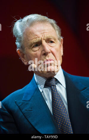 Edward Fox auf der Bühne Hay Festival Werke des späten John Julius Norwich Hay-on-Wye Powys Wales UK lesen Stockfoto