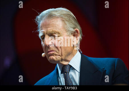 Edward Fox auf der Bühne Hay Festival Werke des späten John Julius Norwich Hay-on-Wye Powys Wales UK lesen Stockfoto