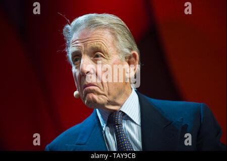 Edward Fox auf der Bühne Hay Festival Werke des späten John Julius Norwich Hay-on-Wye Powys Wales UK lesen Stockfoto