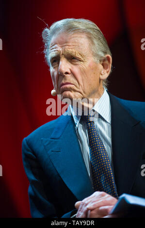 Edward Fox auf der Bühne Hay Festival Werke des späten John Julius Norwich Hay-on-Wye Powys Wales UK lesen Stockfoto